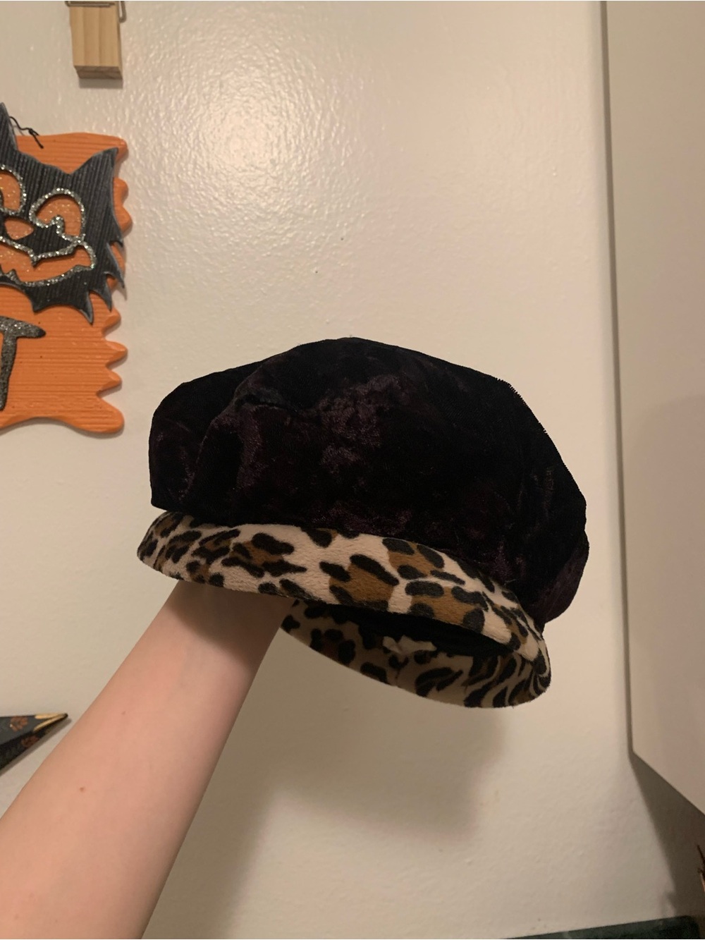 Vintage Women’s Black Velvet Beret Hat Leopard Animal Print Band Lined One Size